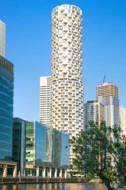 Londra, İngiltere - 30 Temmuz 2024: Canary Wharf işletmesi ve şehir merkezinde gün batımında gökdelenleri olan bankacılık.