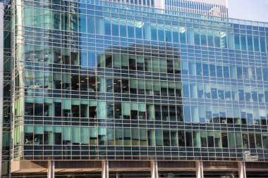 Londra, İngiltere - 30 Temmuz 2024: Canary Wharf işletmesi ve şehir merkezinde gün batımında gökdelenleri olan bankacılık.