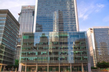 Londra, İngiltere - 30 Temmuz 2024: Canary Wharf işletmesi ve şehir merkezinde gün batımında gökdelenleri olan bankacılık.