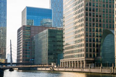 Londra, İngiltere - 30 Temmuz 2024: Canary Wharf işletmesi ve şehir merkezinde gün batımında gökdelenleri olan bankacılık.