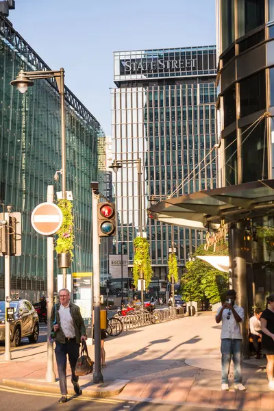 Londra, İngiltere - 30 Temmuz 2024: Kanarya rıhtımı ve bankacılık bölgesi, gökdelenler ve ofis binaları gün batımında