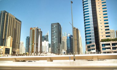 BAE, Dubai - 22 Ağustos 2024: Dubai Marina konutları ve otellerin gökdelenleri, Şeyh Zayed 'den yangın