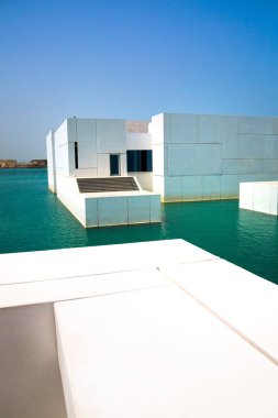 BAE, Abu Dabi - 22 Ağustos 2024: Louvre Abu Dabi deniz suyu bazlı binalar topluyor. 