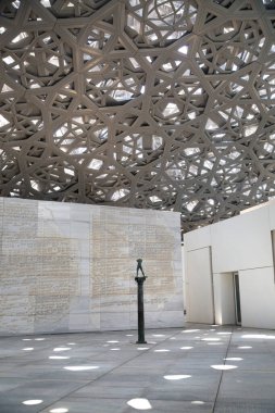 BAE, Abu Dabi - 22 Ağustos 2024: Louvre Abu Dabi atrium Antik Yunan tanrısının antika heykelciği