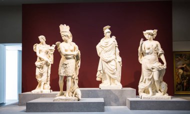 BAE, Abu Dabi - 22 Ağustos 2024: Louvre Abu Dabi iç mimarisi dünya çapında bilinen başyapıtlar, antik mermer heykeller