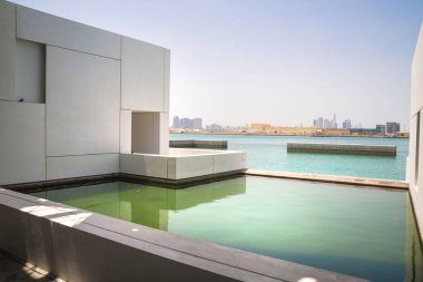 BAE, Abu Dabi - 22 Ağustos 2024: Louvre Abu Dabi deniz suyu bazlı binalar topluyor. 