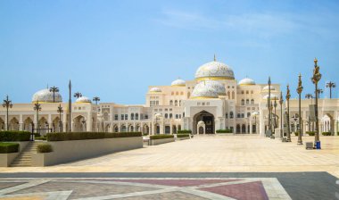 BAE, Abu Dabi - 22 Ağustos 2024: Güzel Arap mimarisi, beyaz mermer saray ve galeriler 