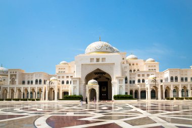 BAE, Abu Dabi - 22 Ağustos 2024: Güzel Arap mimarisi, beyaz mermer saray ve galeriler 