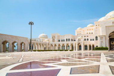 BAE, Abu Dabi - 22 Ağustos 2024: Güzel Arap mimarisi, beyaz mermer saray ve galeriler 