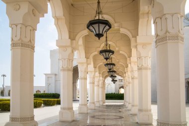 BAE, Abu Dabi - 22 Ağustos 2024: Güzel Arap mimarisi, beyaz mermer galeriler 