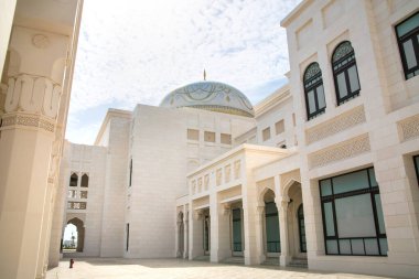 BAE, Abu Dabi - 22 Ağustos 2024: Güzel Arap mimarisi, beyaz mermer saray ve galeriler 