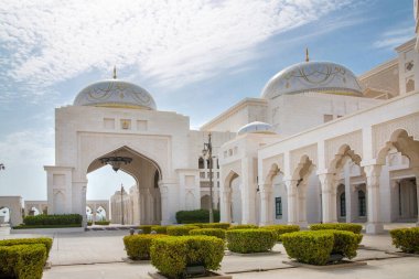 BAE, Abu Dabi - 22 Ağustos 2024: Güzel Arap mimarisi, beyaz mermer giriş kapısı