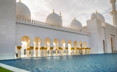 BAE, Abu Dabi - 22 Ağustos 2024: Şeyh Zayed Büyük Cami Galerileri gün batımında 