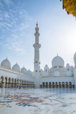 BAE, Abu Dabi - 22 Ağustos 2024: Şeyh Zayed Büyük Cami, gün batımında, galeriler ve minareler