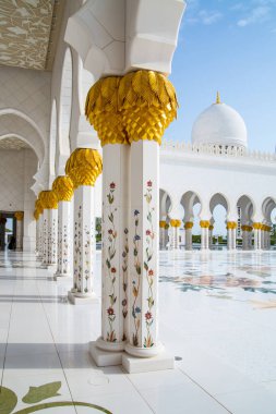 BAE, Abu Dabi - 22 Ağustos 2024: Şeyh Zayed Büyük Cami Galerileri gün batımında 