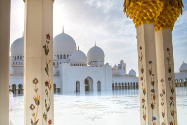 BAE, Abu Dabi - 22 Ağustos 2024: Şeyh Zayed Büyük Cami Galerileri gün batımında 