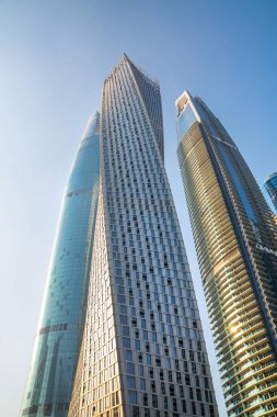 Dubai, BAE - 26 Ağustos 2024: Günbatımında Dubai Marina 'nın otelleri ve yerleşim yerleri. Tekneden panoramik görünüm