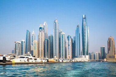 Dubai, BAE - 26 Ağustos 2024: Dubai Liman Yat Kulübü, gemiden manzara. Arka planda Dubai Marina gökdelenleri 