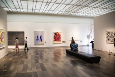 BAE, Abu Dabi - 22 Ağustos 2024: Louvre Abu Dabi, iç mekan sergisi  