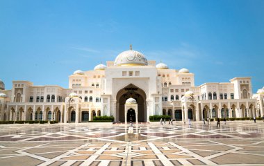 BAE, Abu Dabi - 22 Ağustos 2024: Güzel Arap mimarisi, beyaz mermer saray ve giriş galerileri 