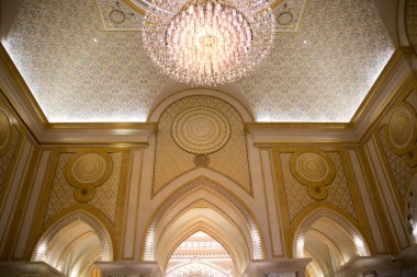 BAE, Abu Dabi - 22 Ağustos 2024: Güzel Arap mimarisi, büyük galerileri ve giriş salonu olan beyaz mermer sarayın içi