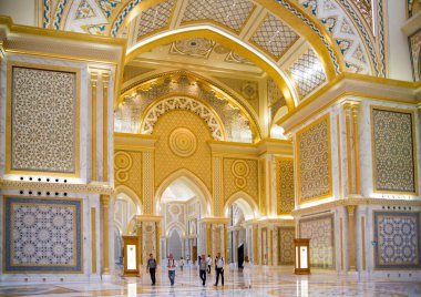 BAE, Abu Dabi - 22 Ağustos 2024: Güzel Arap mimarisi, büyük galerileri ve giriş salonu olan beyaz mermer sarayın içi