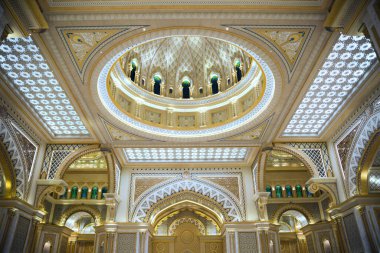 BAE, Abu Dabi - 22 Ağustos 2024: Güzel Arap mimarisi, büyük galerileri ve giriş salonu olan beyaz mermer sarayın içi
