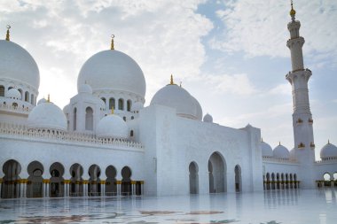 BAE, Abu Dabi - 22 Ağustos 2024: Şeyh Zayed Büyük Cami Galerileri gün batımında 