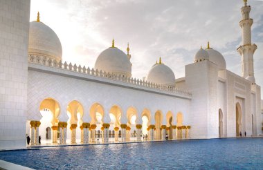 BAE, Abu Dabi - 22 Ağustos 2024: Şeyh Zayed Büyük Cami Galerileri gün batımında 