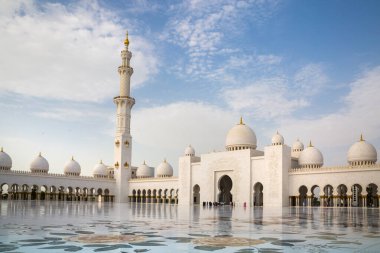 BAE, Abu Dabi - 22 Ağustos 2024: Şeyh Zayed Büyük Cami, gün batımında, galeriler ve minareler