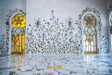 BAE, Abu Dabi - 22 Ağustos 2024: Şeyh Zayed Büyük Camii 'nin içi süslerle, avizelerle ve halılarla dolu 