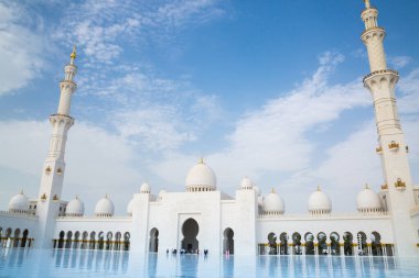 BAE, Abu Dabi - 22 Ağustos 2024: Şeyh Zayed Büyük Cami Galerileri gün batımında 