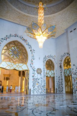 BAE, Abu Dabi - 22 Ağustos 2024: Şeyh Zayed Büyük Camii 'nin içi süslerle, avizelerle ve halılarla dolu 