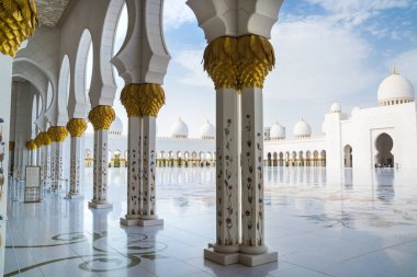 BAE, Abu Dabi - 22 Ağustos 2024: Şeyh Zayed Büyük Cami Galerileri gün batımında 