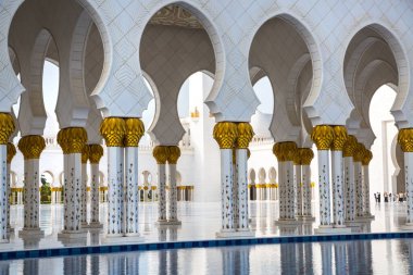 BAE, Abu Dabi - 22 Ağustos 2024: Şeyh Zayed Büyük Cami Galerileri gün batımında 