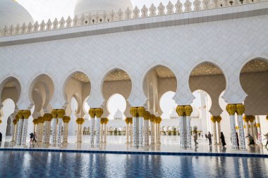 BAE, Abu Dabi - 22 Ağustos 2024: Şeyh Zayed Büyük Cami Galerileri gün batımında 