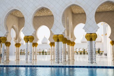 BAE, Abu Dabi - 22 Ağustos 2024: Şeyh Zayed Büyük Cami Galerileri gün batımında 