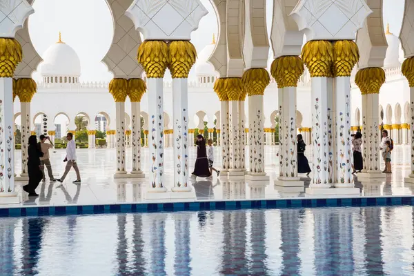 BAE, Abu Dabi - 22 Ağustos 2024: Şeyh Zayed Büyük Cami Galerileri gün batımında 