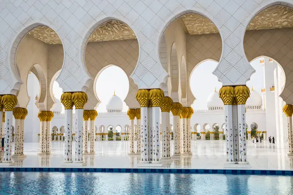 BAE, Abu Dabi - 22 Ağustos 2024: Şeyh Zayed Büyük Cami Galerileri gün batımında 