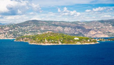 Cote d'Azur France. Güzel panoramik hava manzarası. Fransız Rivierası 'nın lüks tatil köyü. Helikopterden görüntü