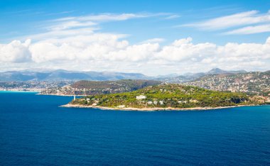 Cote d'Azur France. Güzel panoramik hava manzarası. Fransız Rivierası 'nın lüks tatil köyü. Helikopterden görüntü