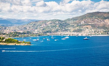 Cote d'Azur France. Güzel panoramik hava manzarası. Fransız Rivierası 'nın lüks tatil köyü. Helikopterden görüntü