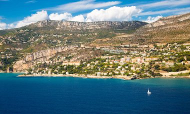 Cote d'Azur France. Güzel panoramik hava manzarası. Fransız Rivierası 'nın lüks tatil köyü. Helikopterden görüntü