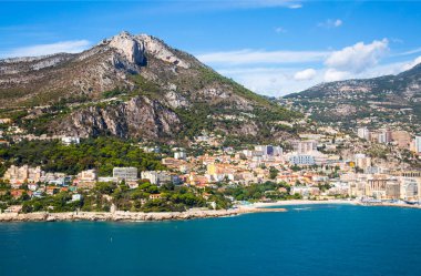 Cote d'Azur France. Güzel panoramik hava manzarası. Fransız Rivierası 'nın lüks tatil köyü. Helikopterden görüntü