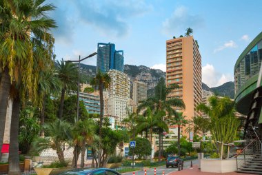 Monaco, Monte Carlo - 19 Eylül 2023: Birçok insan ve turist ile şehir manzarası 