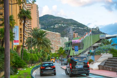 Monaco, Monte Carlo - 19 Eylül 2023: Birçok insan ve turist ile şehir manzarası 