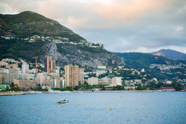 Monaco, Monte Carlo - 15 Eylül 2023: Monako Prensliğinde Günbatımı. Limanın ve Monte Carlo şehrinin lüks yatları ve yelkenli tekneleri var.