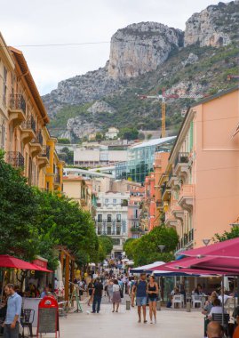 Monaco, Monte Carlo - 19 Eylül 2023: Birçok insan ve turist ile şehir manzarası 