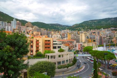 Monaco, Monte Carlo - 19 Eylül 2023: Birçok insan ve turist ile şehir manzarası 