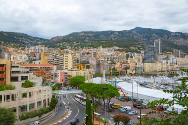 Monaco, Monte Carlo - 19 Eylül 2023: Birçok insan ve turist ile şehir manzarası 